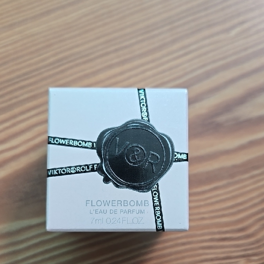 Viktor & Rolf Flowerbomb L'Eau de Parfum Miniature .24 Fl Oz